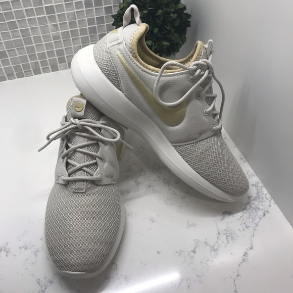 Nike NEW Women's Roshe Two - Picture 2 of 8
